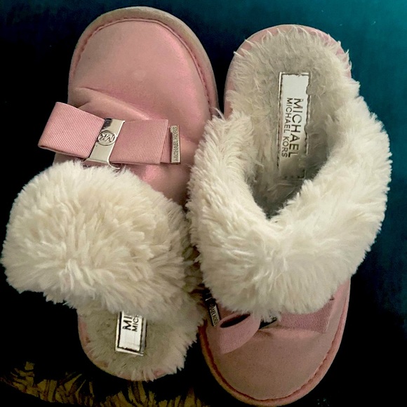 🌹FINAL PRICE Michael Kors Adorable Girl’s Metallic Pink & White Faux Fur Slides - Picture 5 of 15